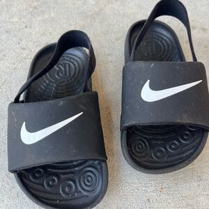 Nike Black Slip-On Shoe with White Insole Logo Toddler Boy sandals. Size 7.